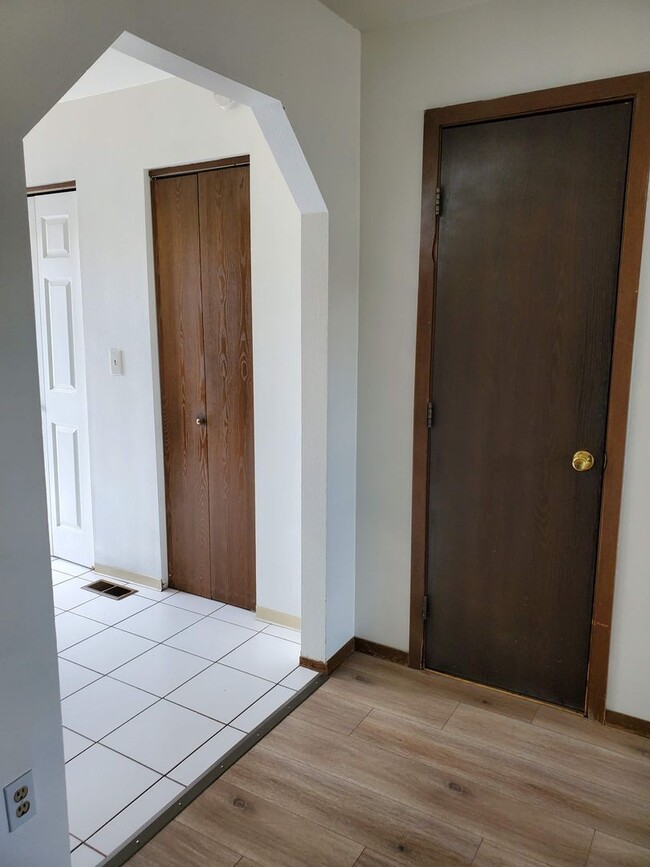 Building Photo - Townhome with 2 bedrooms, 1.5 bath - Avail...