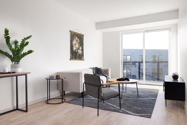 Interior Photo - Lynvue