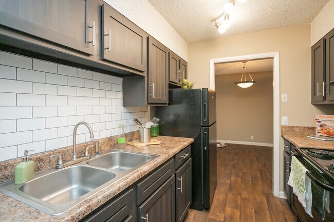 Foto del edificio - The Village at Crestview Apartments