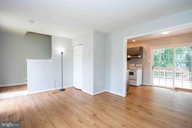 Building Photo - 210 Hoff Ct