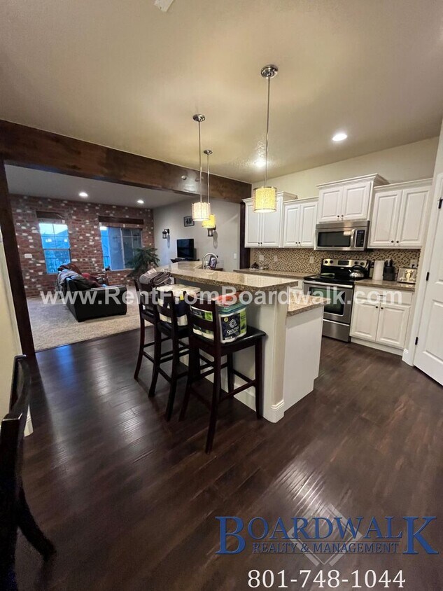 Foto principal - Spectacular 3 bed 2.5 bath in Highland