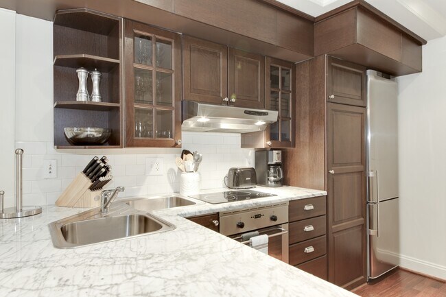 Foto del edificio - 2114 Bancroft Pl NW