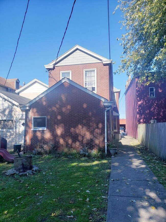 Building Photo - 231 Oak St