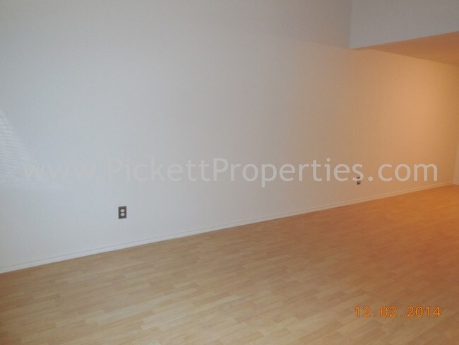 Building Photo - 3 Bedroom Townhouse in Great Location