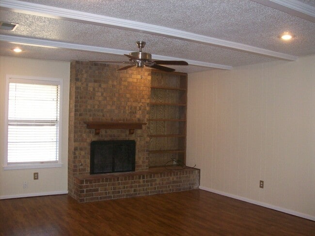 Foto del edificio - Great updated 4 bedroom 2.5 bath home, 2 c...
