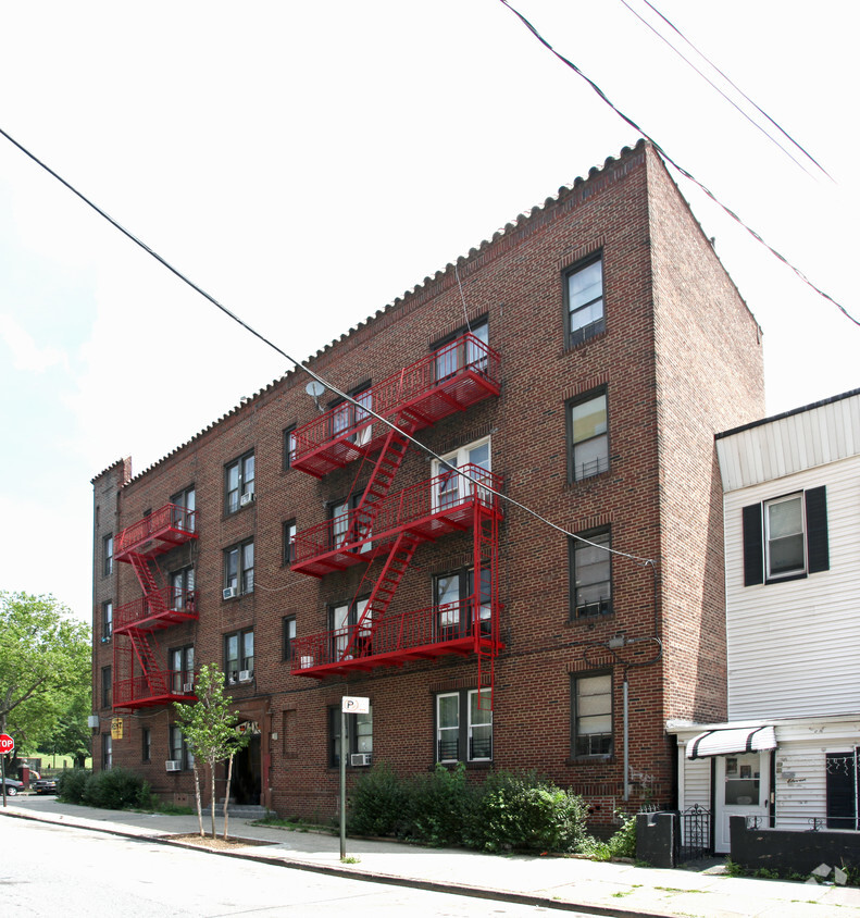 Building Photo - Queen Court