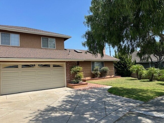 Building Photo - 4 Bedroom 2 Bath 2 Story Home,