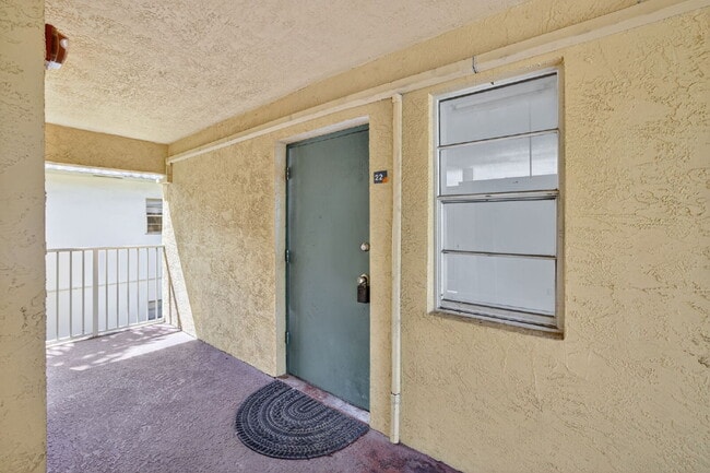 Building Photo - QUICK MOVE IN - FIRST MONTH FREE | Bright & Modern 1-Bedroom Apartment in Prime Oakland Park Loca...