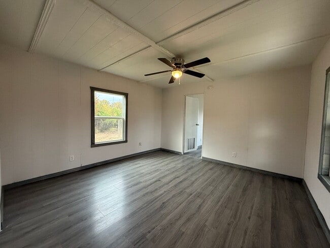 Building Photo - 3 Bedroom 1.5 Bath Mobile Home in Mosheim, TN