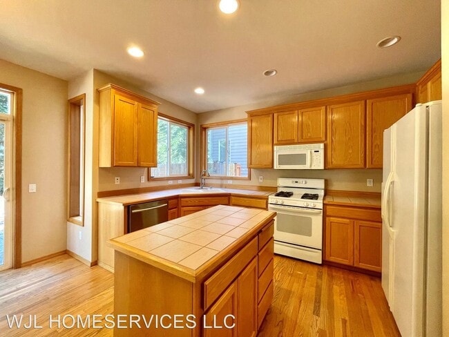 Building Photo - 3 br, 2.5 bath House - 917 183rd Place SE