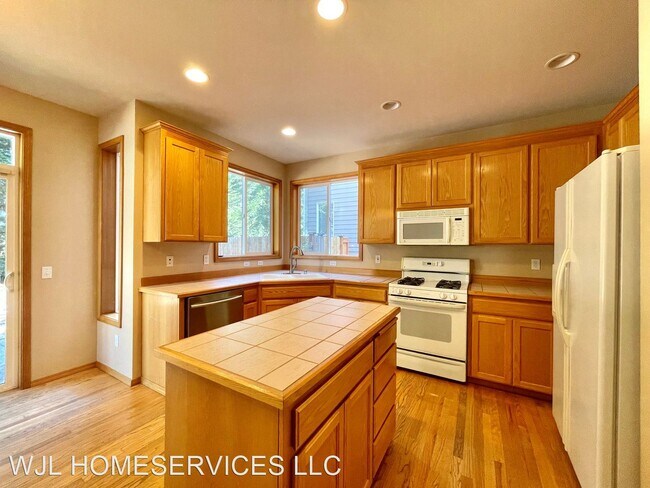Foto del edificio - 3 br, 2.5 bath House - 917 183rd Place SE