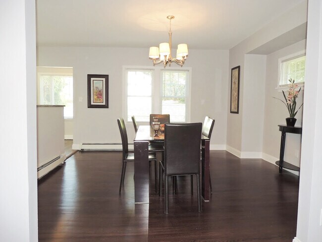 Foto del edificio - Completely Renovated 5 Bedroom - 1.5 Bath ...