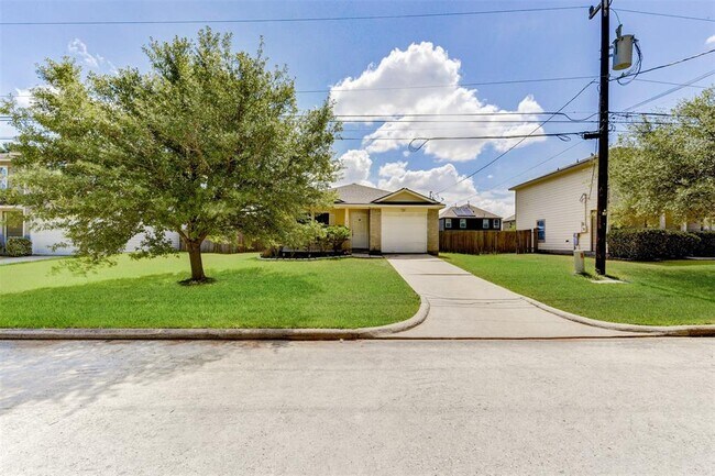 Building Photo - 16751 Fallen Timbers Dr