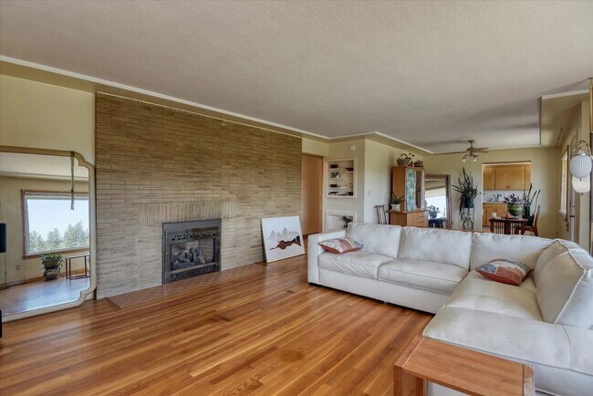 Building Photo - Inviting 3 Bed, 2 Bath Home with a View!