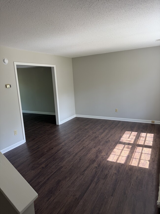 Building Photo - 2104 Fairview Rd