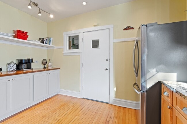 Foto del edificio - 1760 Henley St