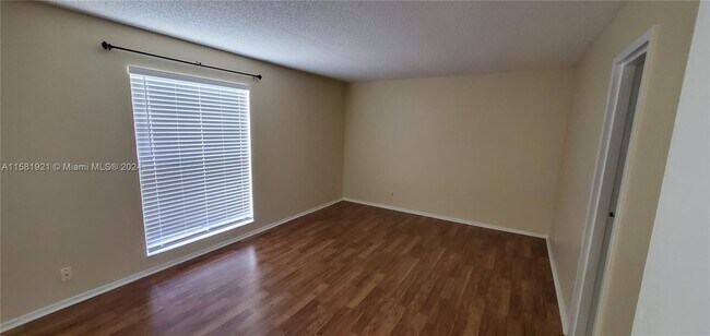 Foto del edificio - 8300 Sands Point Blvd