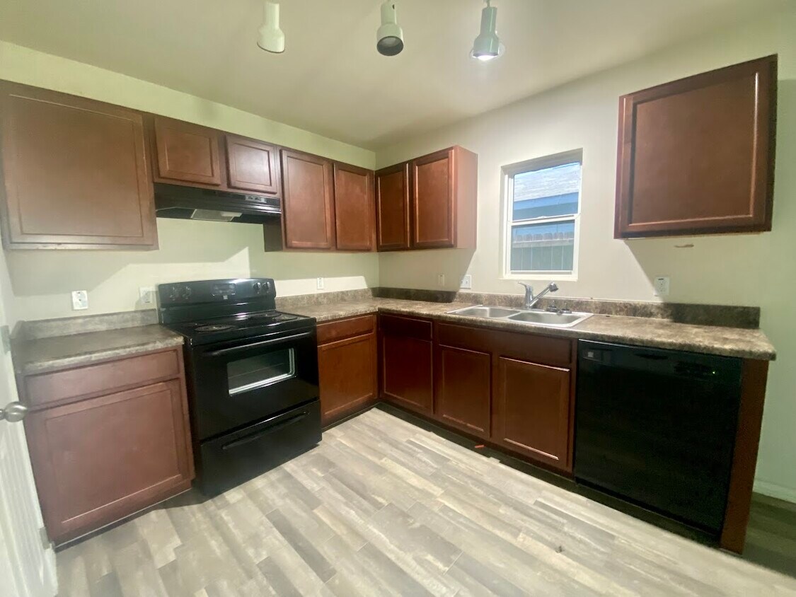Foto del edificio - 506 Eastwood Ln