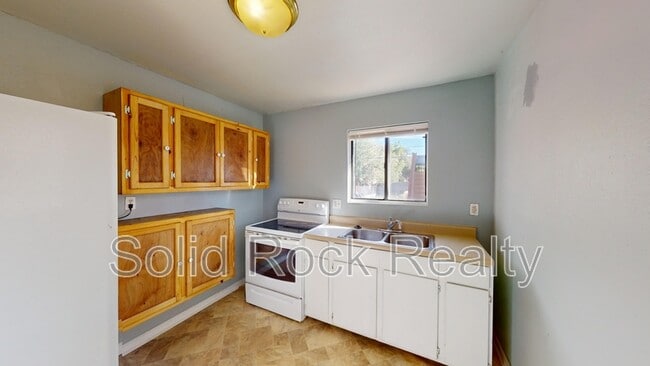 Building Photo - 714 E 3rd St