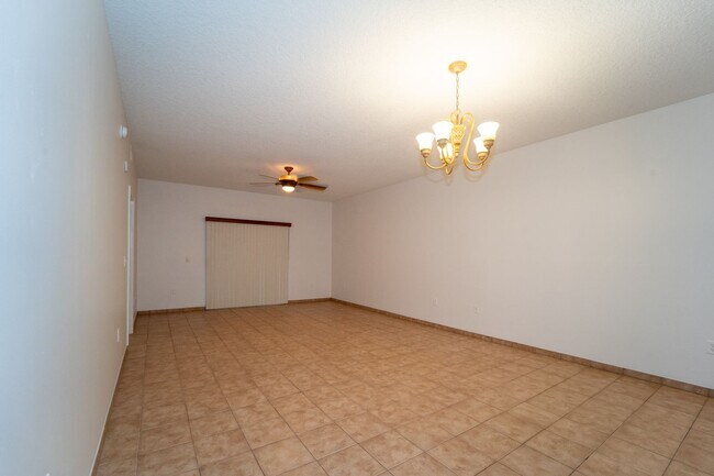 Foto del edificio - Belle Haven 2-Bedroom Condo with Pond View and Garage