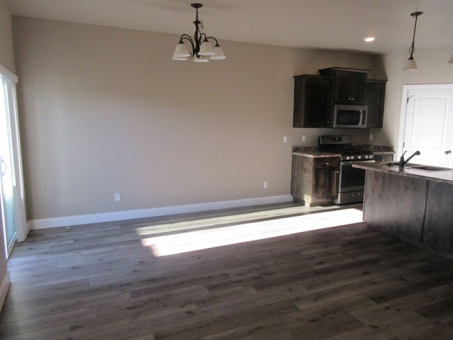 Foto del edificio - Move-In Bonus - Newer Town home living in ...