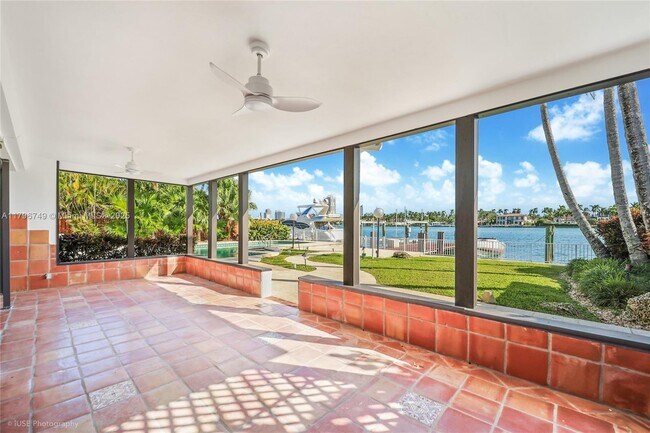 Foto del edificio - 1570 Bay Dr