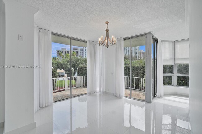 Foto del edificio - 3500 Mystic Pointe Dr