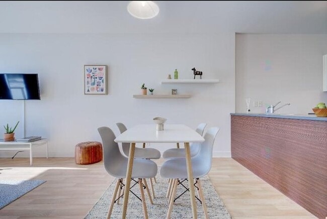 Building Photo - 4600-4600 Av. Colomb
