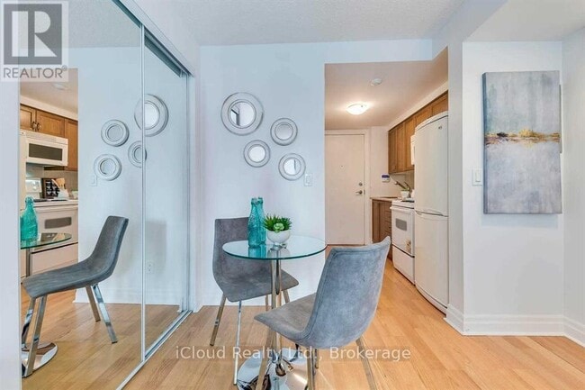 Photo du bâtiment - 2121 Lake Shore Blvd W