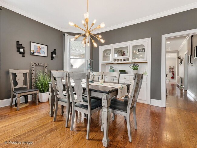 Dining Room - 2559 W Argyle St