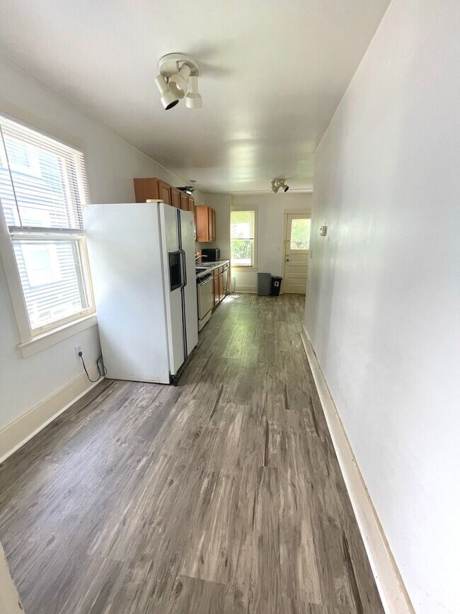 Building Photo - Large Four Bedroom House near Central and ...