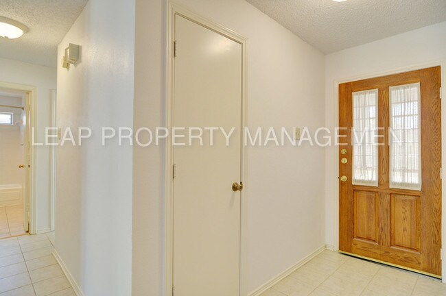 Building Photo - 2027 Lyon Ct
