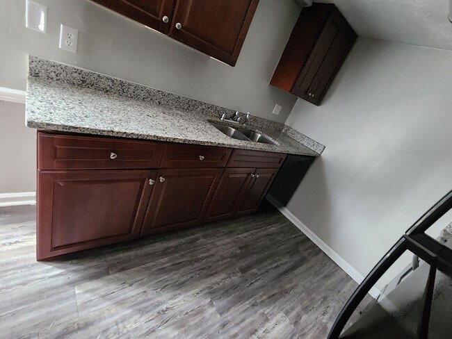 Foto del edificio - AVAILABLE NOW!