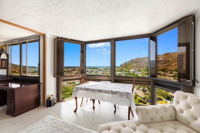 Building Photo - 501 Hahaione St