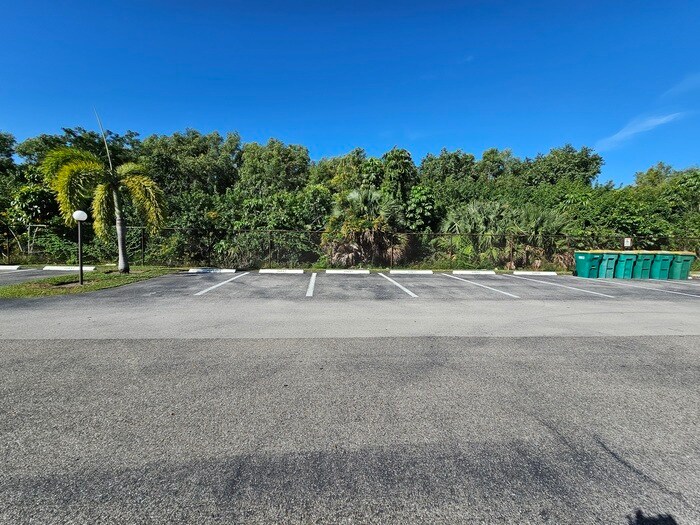Foto del edificio - 5273 Treetops Dr