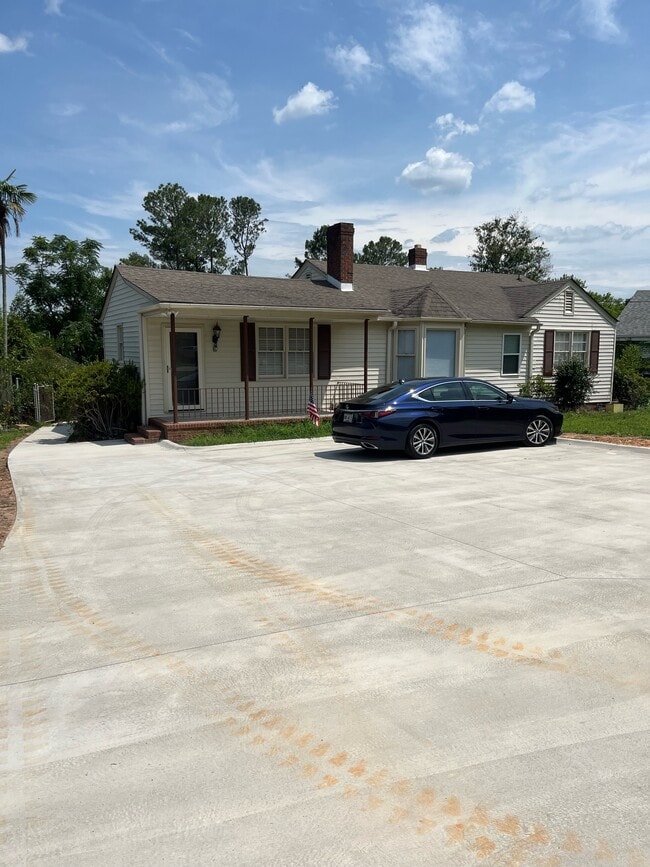 Building Photo - 208 E Vineland Rd