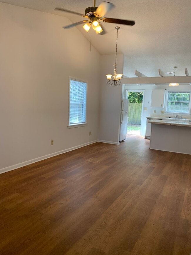 Building Photo - 2 Bedroom 2 Bath Townhome with fenced backyard!