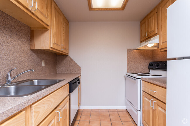 1BR, 1BA - 678SF Kitchen - Conquistador