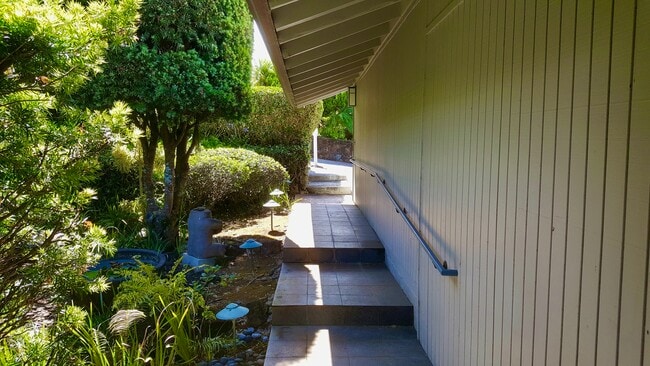 Building Photo - 2158 Halekoa Dr