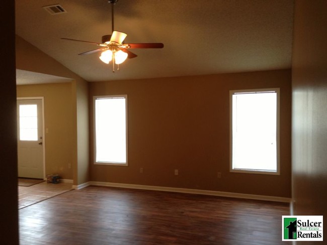 Building Photo - Spacious 3 BR 2 BA in a BOOMING Location!