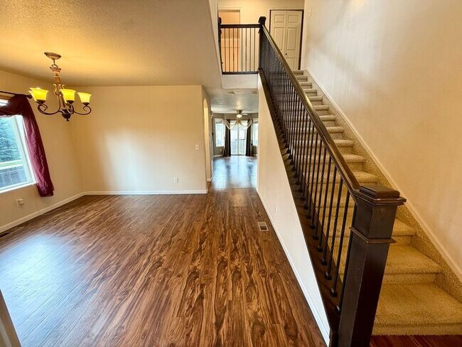 Foto del edificio - Stunning 4 bedroom/ 2.5 bath home with 2 car Attached Garage in Fort Collins, Colorado