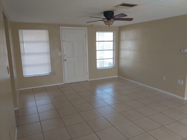 Foto del edificio - 2 Bed/2 Bath 1200 Sq. Ft. home with BONUS ROOM, indoor laundry & a fenced yard!!