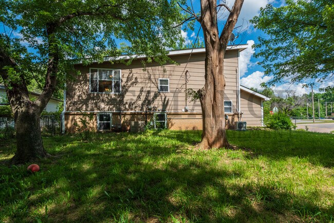 Building Photo - 533 S Westview Dr