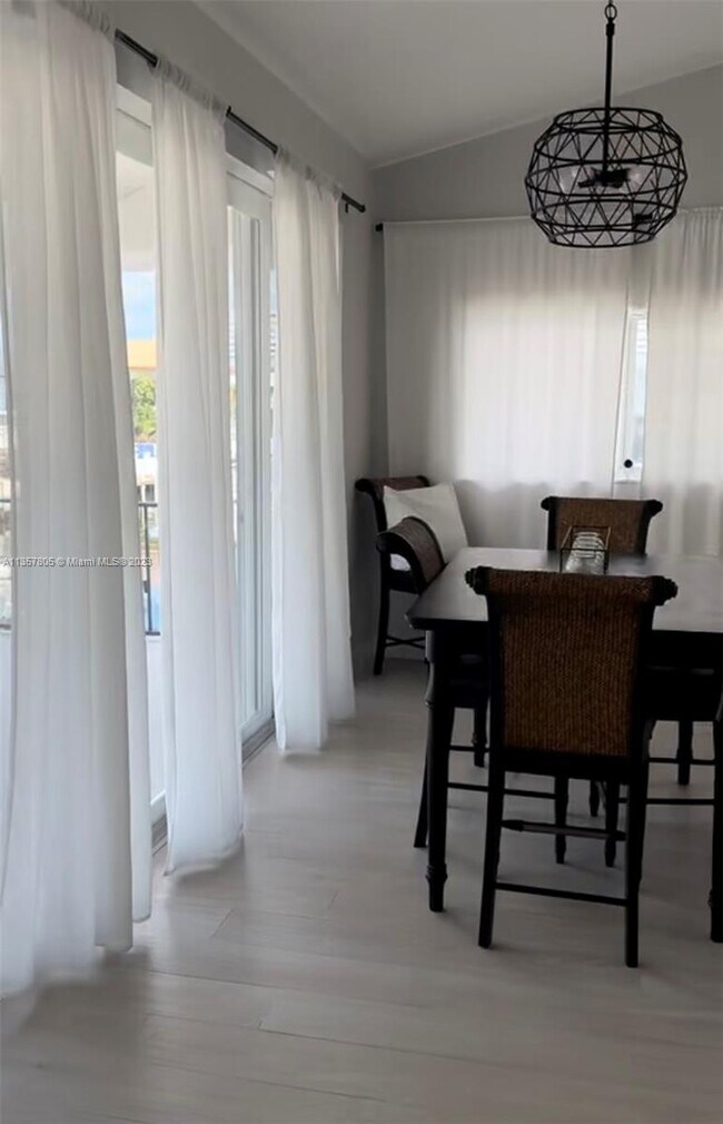 Foto del edificio - 811 Bonito Ln