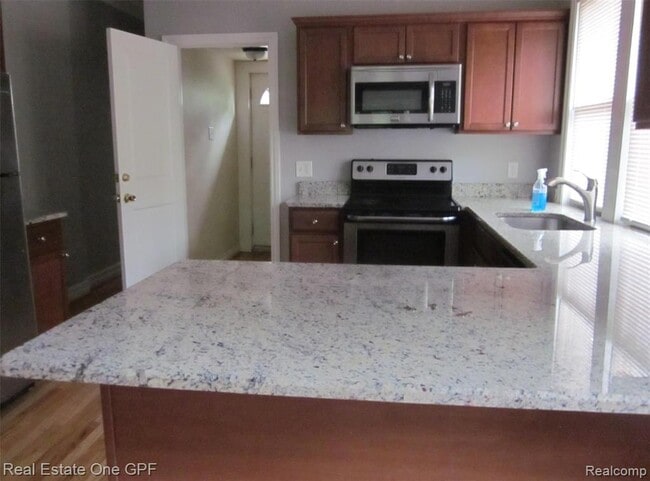 Building Photo - 1016 Beaconsfield Ave