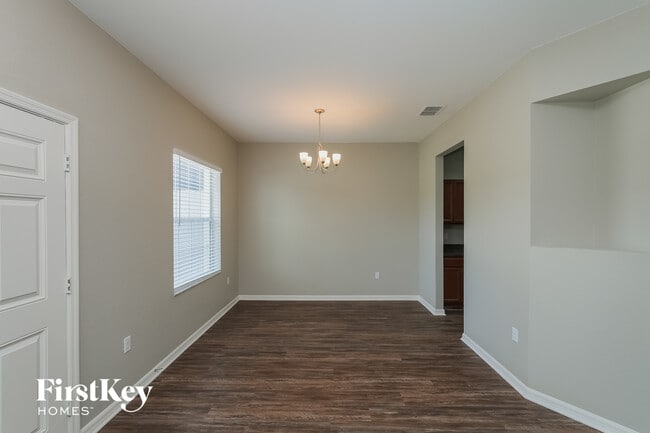 Building Photo - 1970 Country Manor St