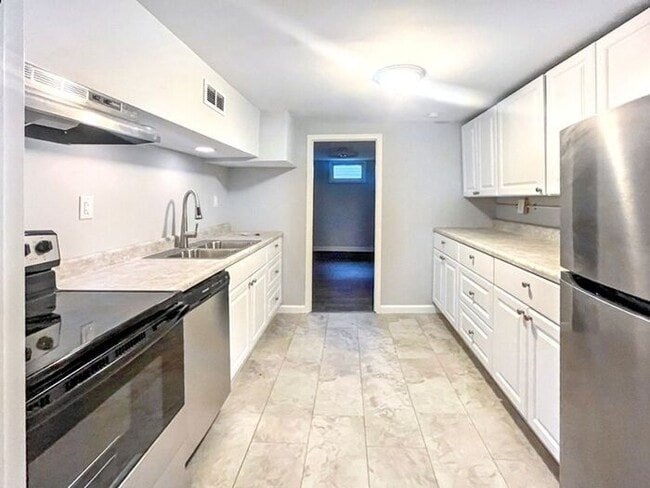 Building Photo - Cozy 3-Bedroom 2-Bathroom Home with Spacio...