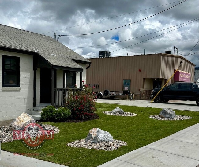 Building Photo - Cozy 1 Bd 1 Bath Remodeled Duplex