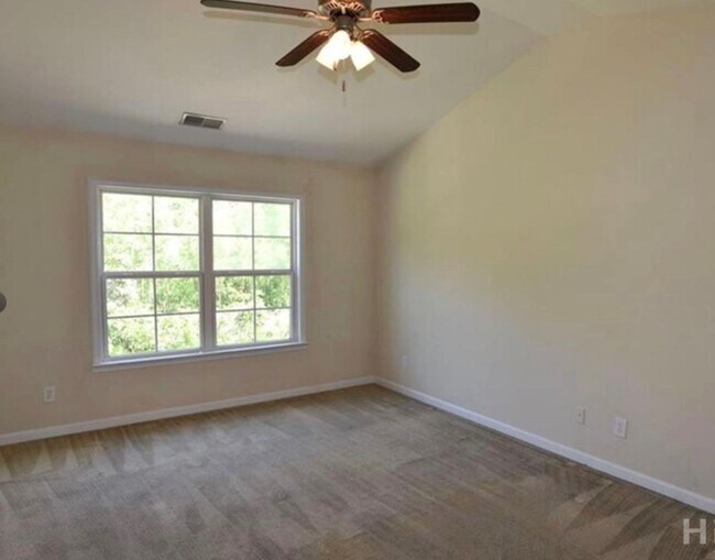 Foto del edificio - Townhome fresh paint and new carpet! Won't...