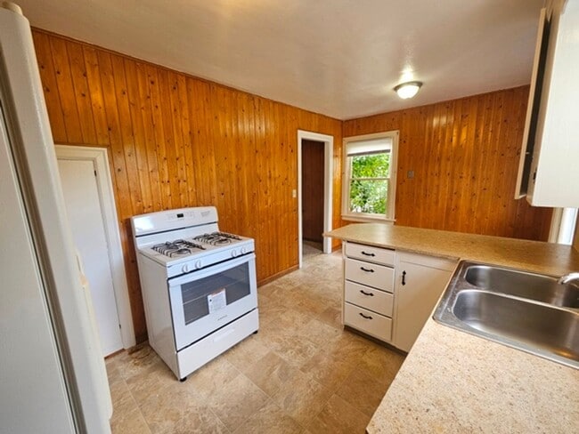 Foto del edificio - 4Bd/2Ba Two Story House-For Viewing!